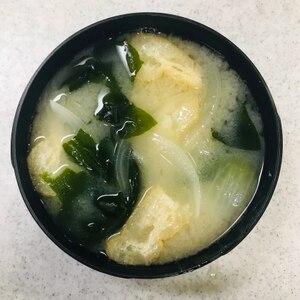 油揚げたっぷり新玉ねぎとわかめのお味噌汁☆